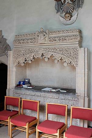 Heanton Punchendon - Tomb Detail